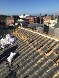 守山区で瓦を撤去している工事風景