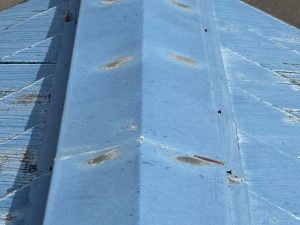 伊賀市で棟板金の釘が浮いている様子