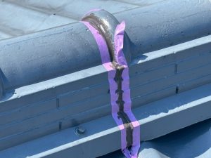 屋根にシーリング施工している様子
